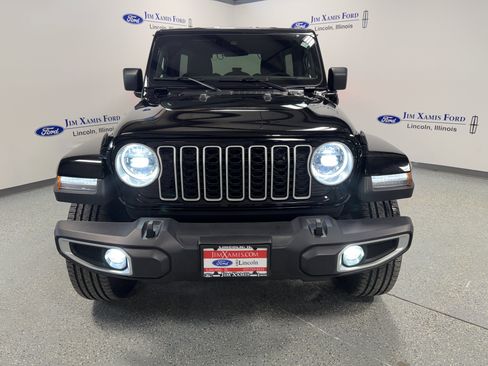 Used 2025 Jeep Wrangler Unlimited Sahara image 2