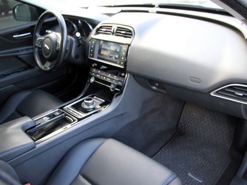 Used 2018 Jaguar XE Premium image 30
