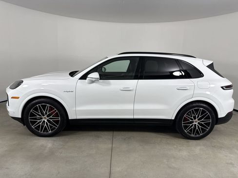 Certified 2025 Porsche Cayenne S AWD/4WD image 2
