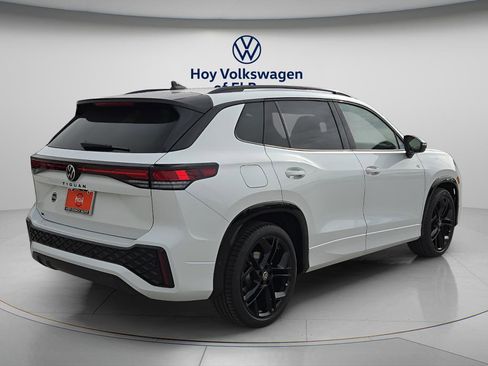 New 2026 Volkswagen Tiguan SE R-Line image 3
