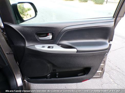 Used 2015 Toyota Sienna SE image 33