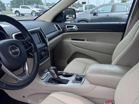 Used 2018 Jeep Grand Cherokee Laredo AWD/4WD image 4