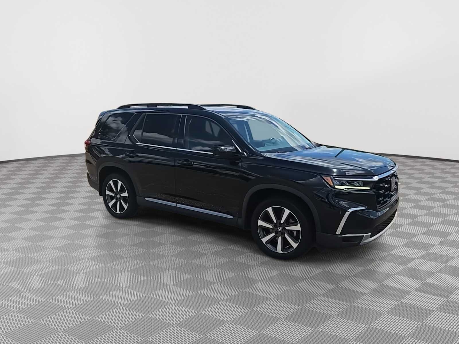 Used 2024 Honda Pilot Touring image 2