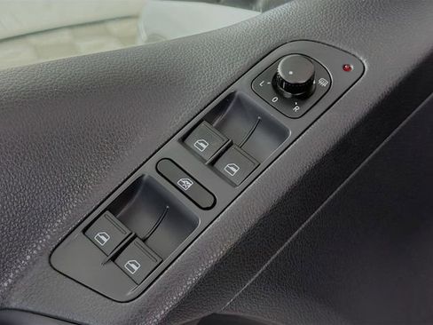 Used 2015 Volkswagen Tiguan S image 17