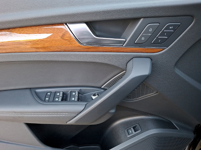 Used 2023 Audi Q5 2.0T Premium Plus w/ Premium Plus Package AWD/4WD image 12