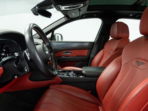 Used 2021 Bentley Bentayga image 23