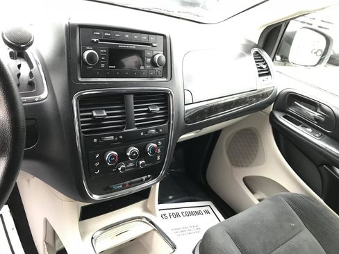 Used 2016 Dodge Grand Caravan SXT FWD image 13