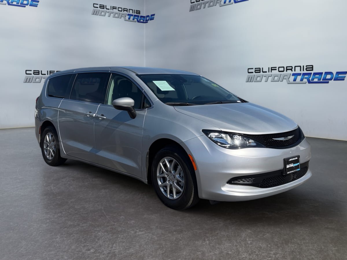 Used 2023 Chrysler Voyager LX FWD image 3
