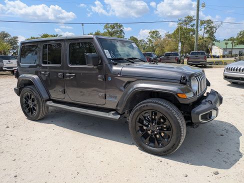 Used 2025 Jeep Wrangler Sahara image 2