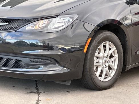 Used 2023 Chrysler Voyager LX image 8