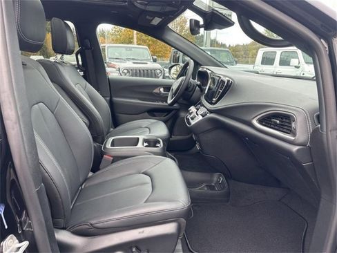 New 2025 Chrysler Pacifica Select w/ Uconnect Theater Family Group image 28