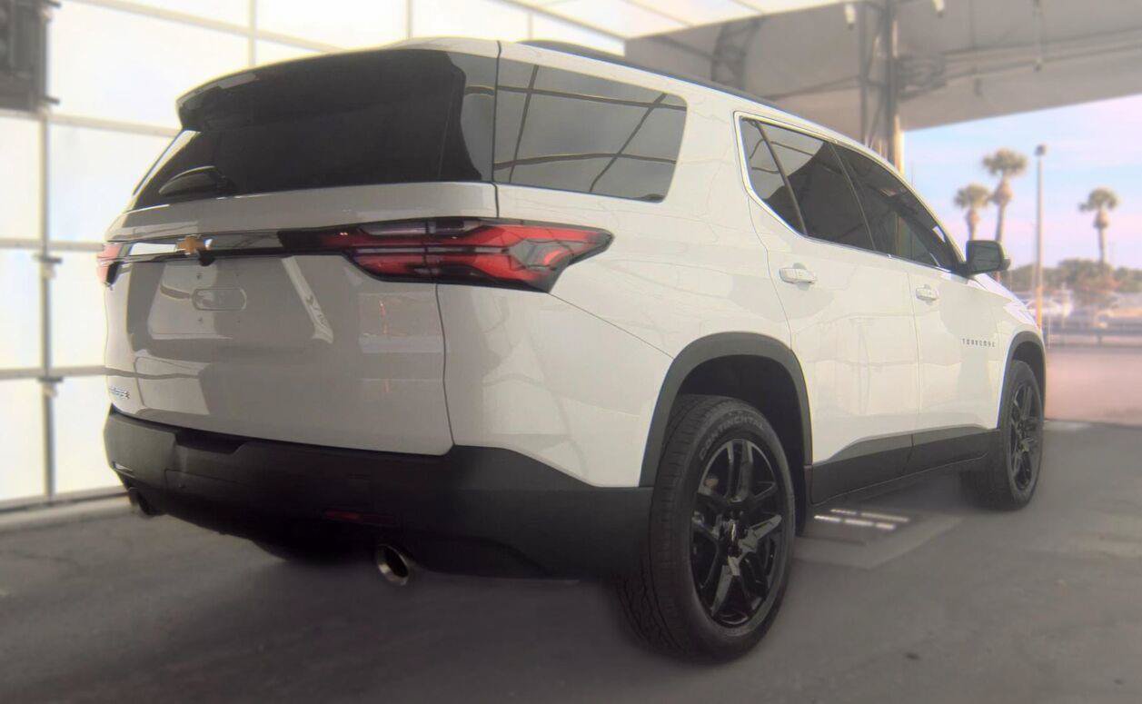 Used 2023 Chevrolet Traverse LT FWD image 2