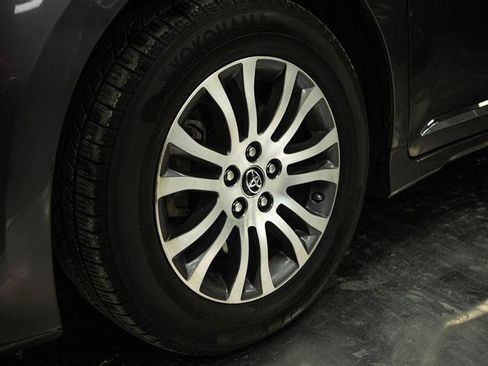 Used 2019 Toyota Sienna XLE w/ XLE Navigation Package FWD image 3