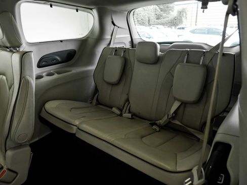 Used 2020 Chrysler Pacifica Limited w/ Advanced Safetytec Group FWD image 34