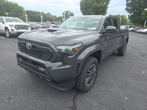 Used 2025 Toyota Tacoma TRD Sport AWD/4WD image 4