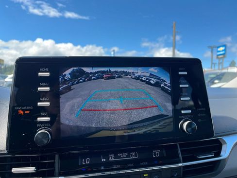 Used 2023 Toyota Sienna XLE FWD image 21