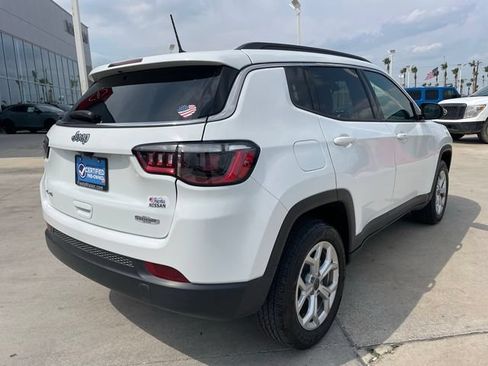 Used 2025 Jeep Compass Latitude AWD/4WD image 3