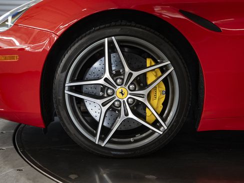 Used 2016 Ferrari California T RWD image 19
