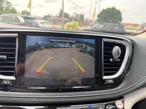 Used 2024 Chrysler Pacifica Limited FWD image 31