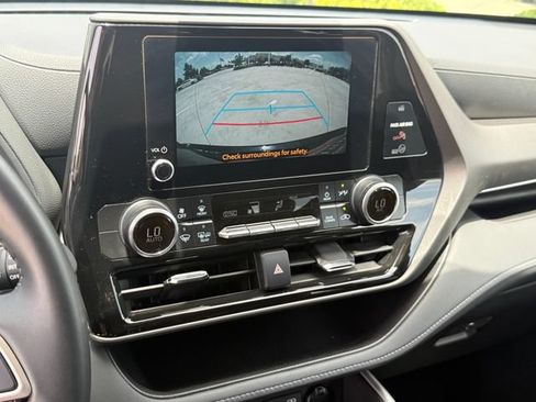 Used 2025 Toyota Highlander LE FWD image 16