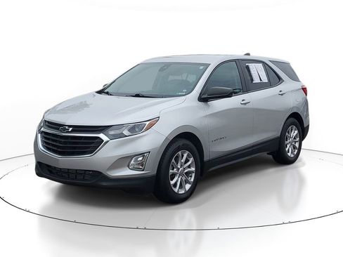 Used 2020 Chevrolet Equinox LS w/ LS Convenience Package FWD image 2