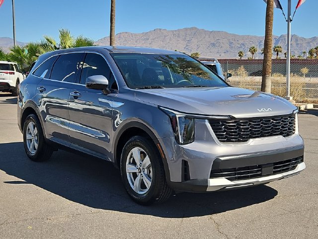 Used 2025 Kia Sorento LX FWD image 5