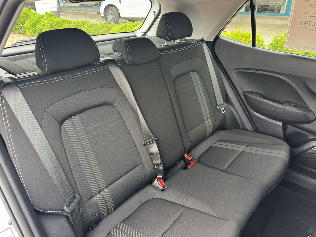 Used 2025 Hyundai Venue SEL FWD image 31