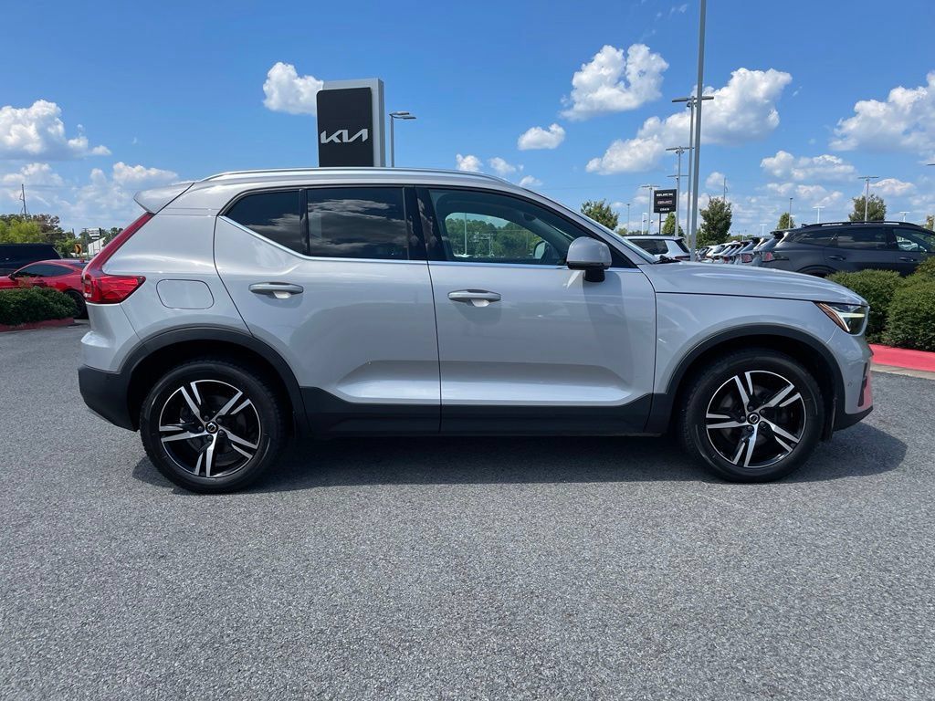 Used 2023 Volvo XC40 B5 Plus AWD/4WD image 10