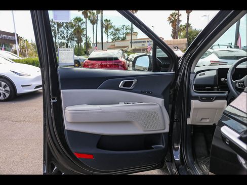 Used 2025 Kia Carnival EX FWD image 28