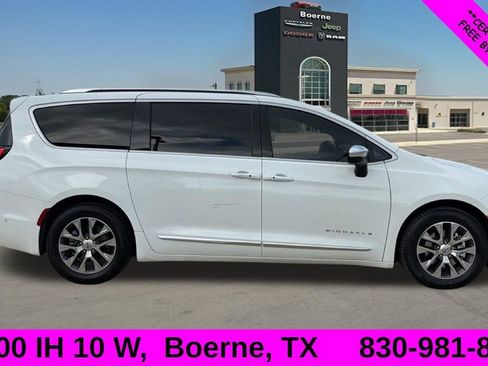 Used 2025 Chrysler Pacifica Pinnacle FWD image 2