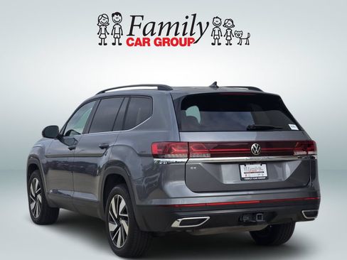 Used 2024 Volkswagen Atlas SE w/ Panoramic Sunroof Package FWD image 3