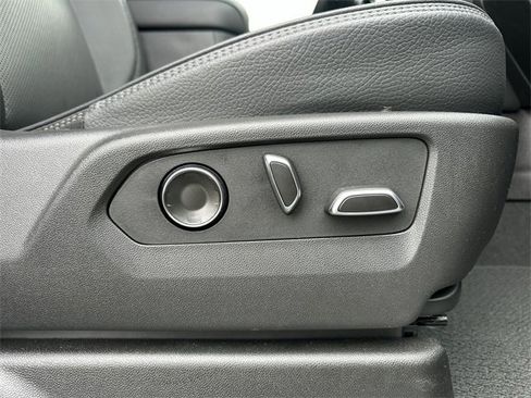 Used 2025 GMC Yukon XL Denali image 31