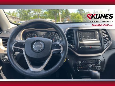 Used 2018 Jeep Cherokee Latitude w/ Safety Group AWD/4WD image 16