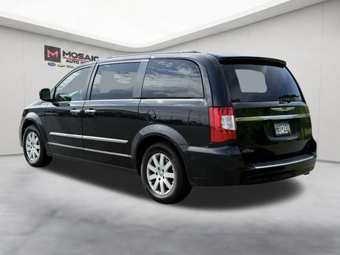 Used 2015 Chrysler Town & Country Touring w/ Driver Convenience Group FWD image 7