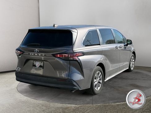 Used 2022 Toyota Sienna XLE image 7