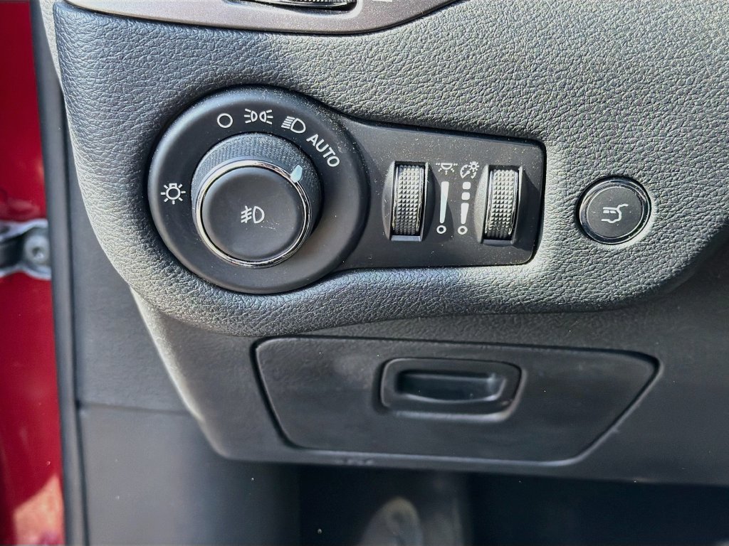 Used 2020 Jeep Cherokee Limited AWD/4WD image 10