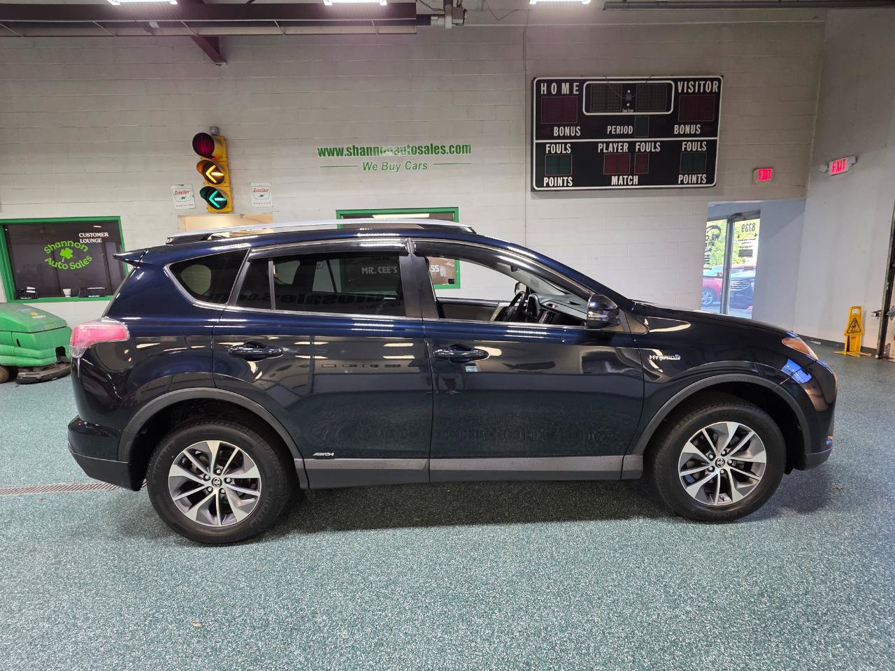 Used 2018 Toyota RAV4 XLE AWD/4WD image 5
