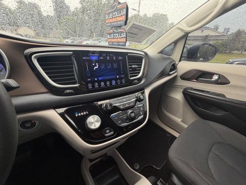Used 2017 Chrysler Pacifica Touring FWD image 20