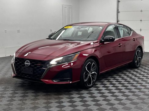 Used 2025 Nissan Altima 2.5 SR FWD image 13