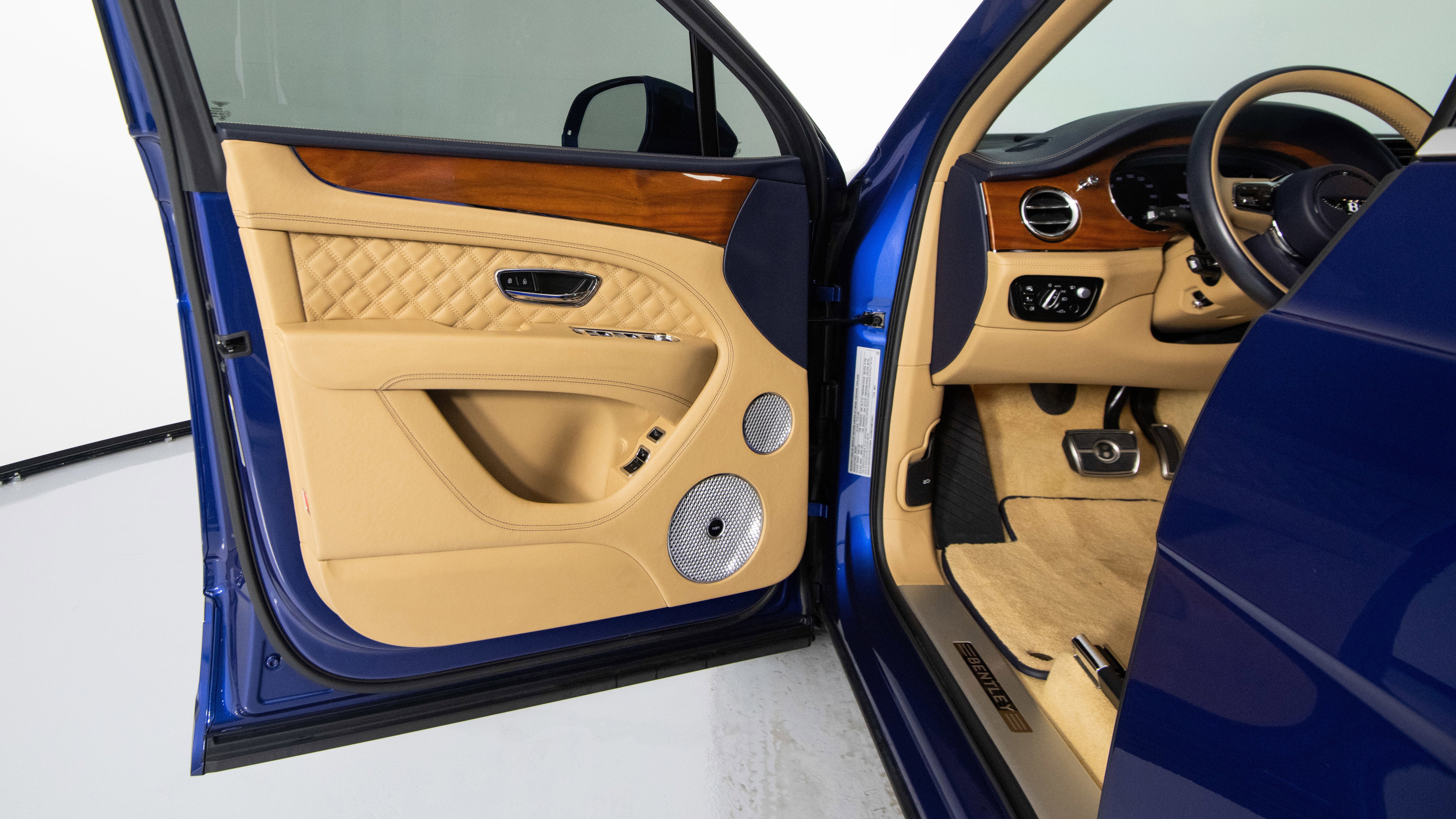 Used 2021 Bentley Bentayga AWD/4WD image 16