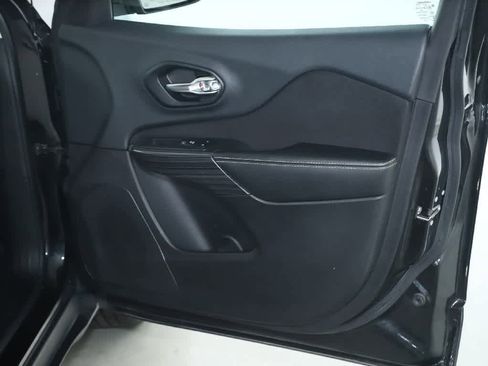 Used 2015 Jeep Cherokee Latitude w/ Cold Weather Group image 33