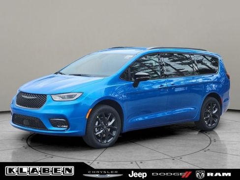 New 2026 Chrysler Pacifica Select AWD/4WD image 1