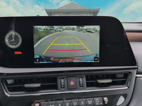 Certified 2025 Lexus ES 300h w/ Premium Package image 8