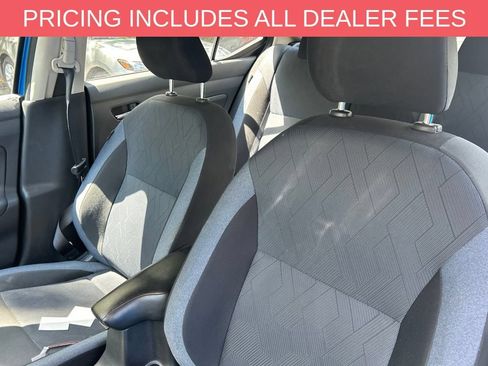 Used 2023 Nissan Versa SV FWD image 9