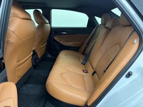 Used 2022 Toyota Avalon Limited image 10