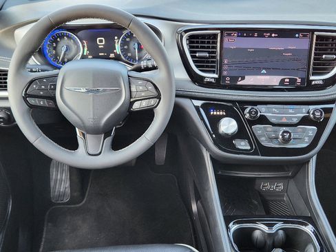 Used 2025 Chrysler Pacifica Limited image 27