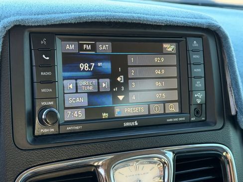 Used 2013 Chrysler Town & Country Touring-L w/ Driver Convenience Group image 22