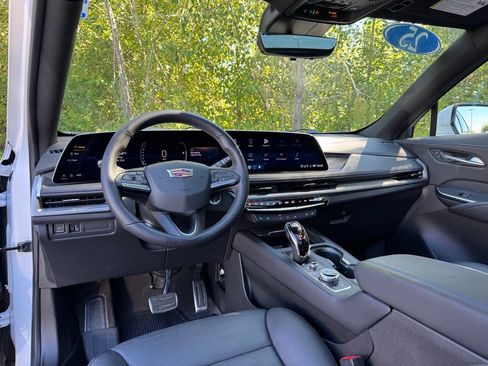 Used 2025 Cadillac XT4 Sport AWD/4WD image 9