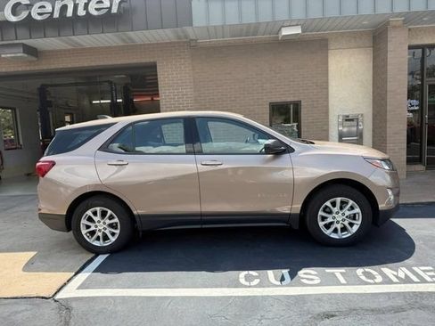 Used 2018 Chevrolet Equinox LS FWD image 2