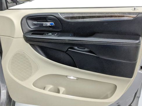 Used 2014 Chrysler Town & Country Touring image 28